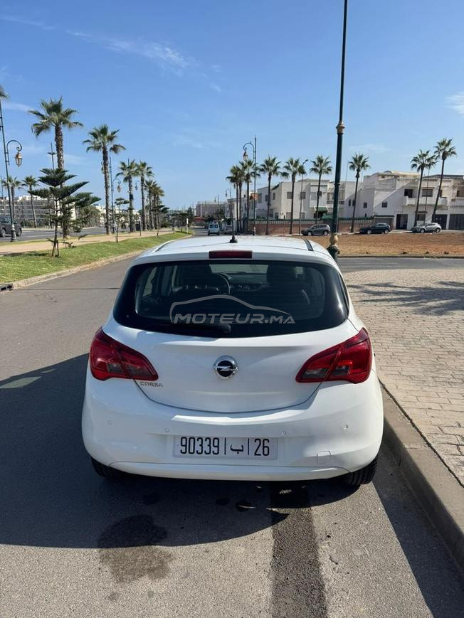 Opel corsa peu roulée en tbe