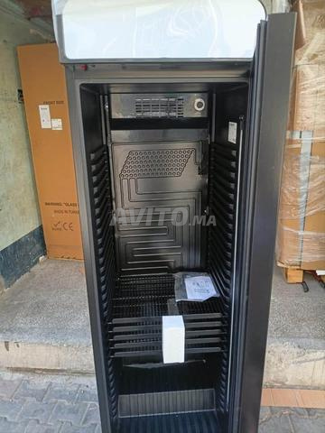 ثلاجة عرض عمودية رفيعة بباب زجاجي وواجهة مضيئة - 2