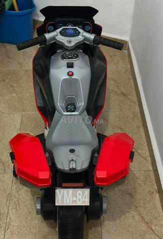 Voiture et moto électrique. - 2
