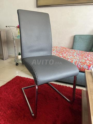 Table moderne avec 4 chaises - 2
