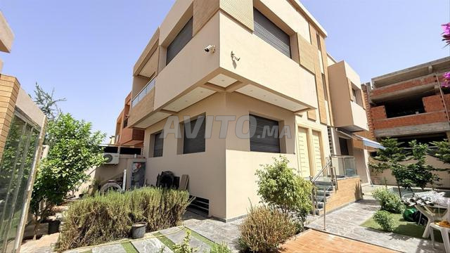فيلا بحمام سباحة 260 متر مربع للبيع أو للإيجار