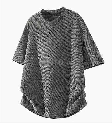 👕 تي شيرت أوفر سايز بلمسة بارزة – ستايل عصري ومريح - 2