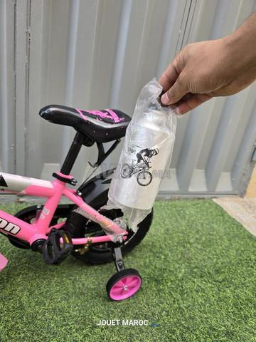 Vélo moderne avec bouteille d'eau offerte - 2
