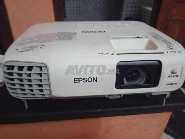 جهاز عرض بروجكتور EPSON بحالة جيدة جداً.