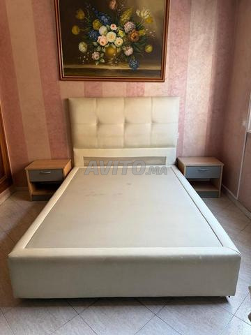Tête de lit plus sommier plus 2 tables de nuit