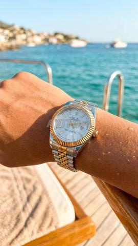 ساعة يد أنيقة متناسقة مستوحاة من Rolex Datejust