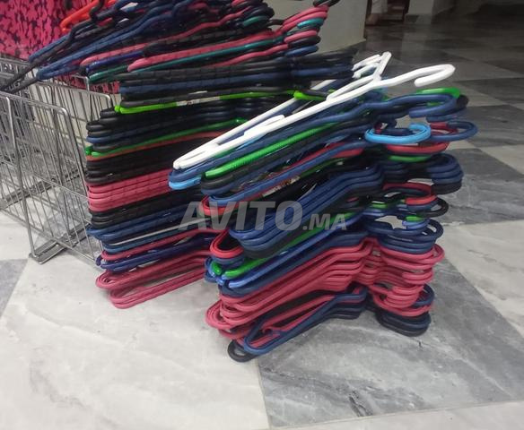 150 Cintres en plastique