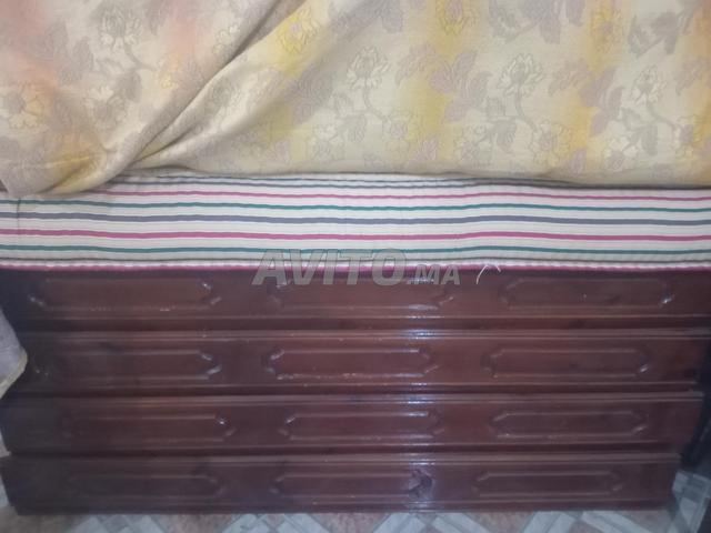 4 matelas et 4 matelas de 2 mètres chacun avec une table