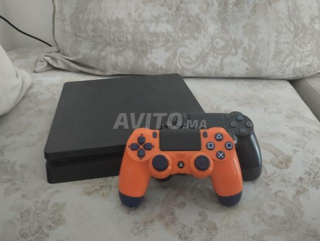 PS4 très bon état avec 2 manettes et des jeux