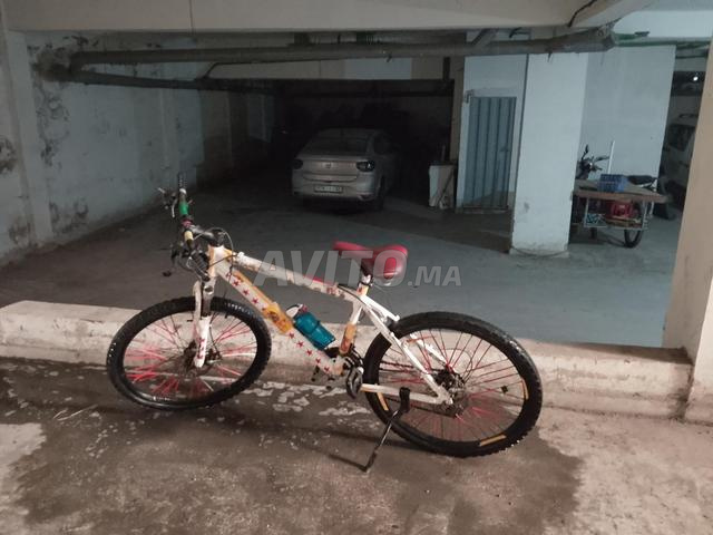 Vélo en bon état disponible à Hay Moulay Rachid, Casablanca.