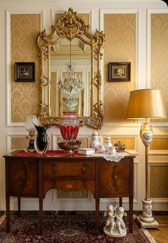 Royal Décoration  ce buffet d'apparat de style néo