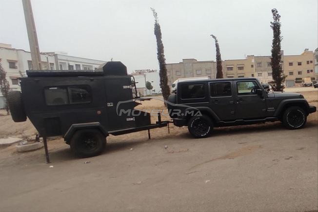 Jeep Wrangler Sahara avec caravane tout terrain