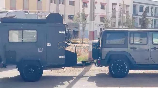 Jeep Wrangler Sahara avec caravane tout terrain