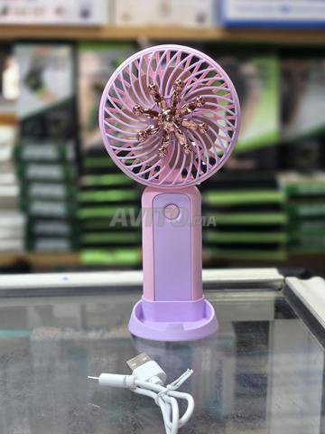Ventilateur portable élégant et manuel.