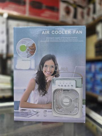 Refroidisseur d'air portable compact au design moderne.
