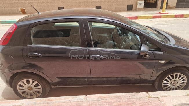 Voiture Fiat Punto, couleur noire, 4 portes.
