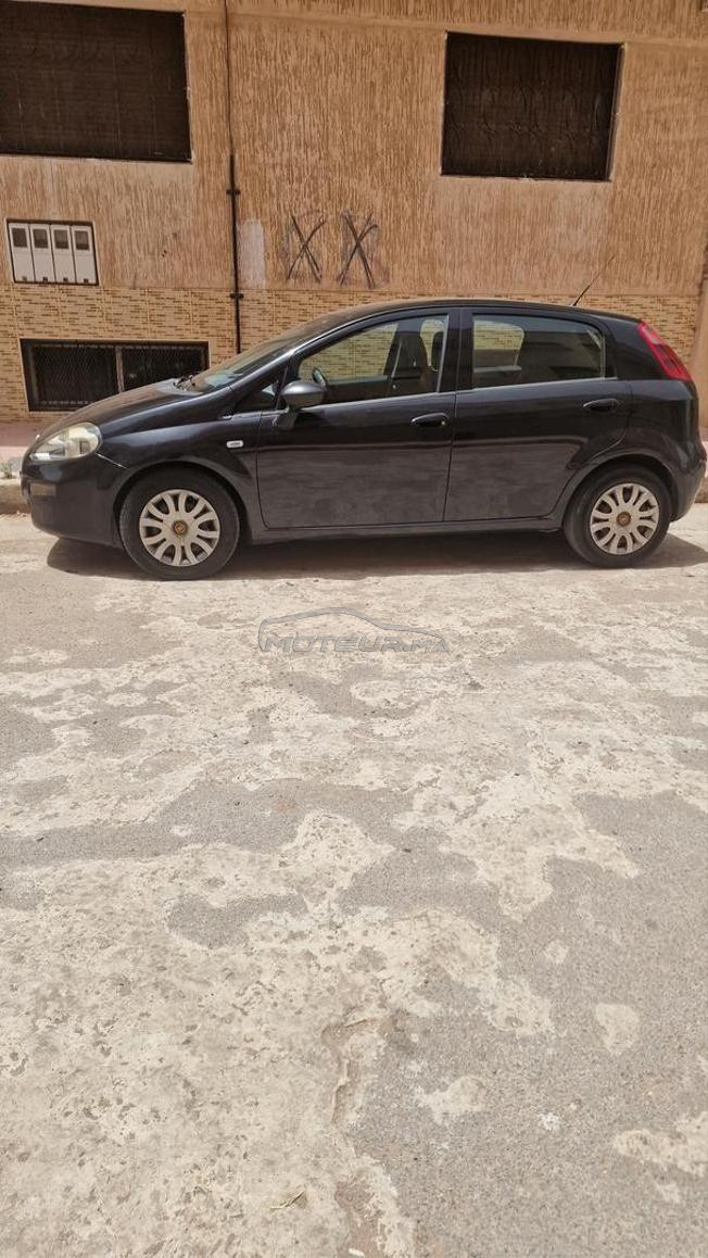Voiture Fiat Punto, couleur noire, 4 portes.
