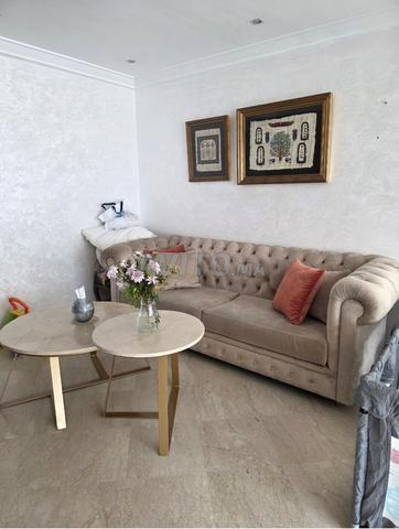 Canapé Chesterfield en Velours Beige et son Ambiance Chaleureuse - 2