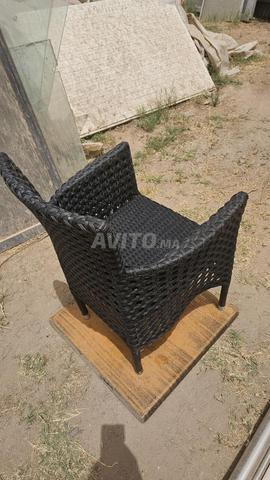 Chaises à vendre, encore en bon état et disponibles en quantité.