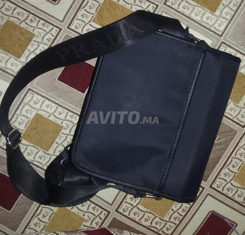 حقيبة برادا للشباب، اشتريتها جديدة بـ 450 درهم - 2