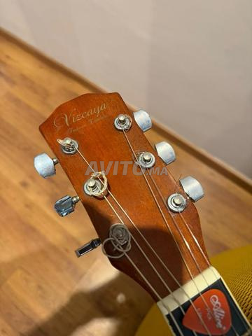 Vente guitare Folk en très bon état.