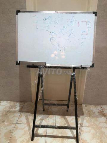 مكتب وسبورة...