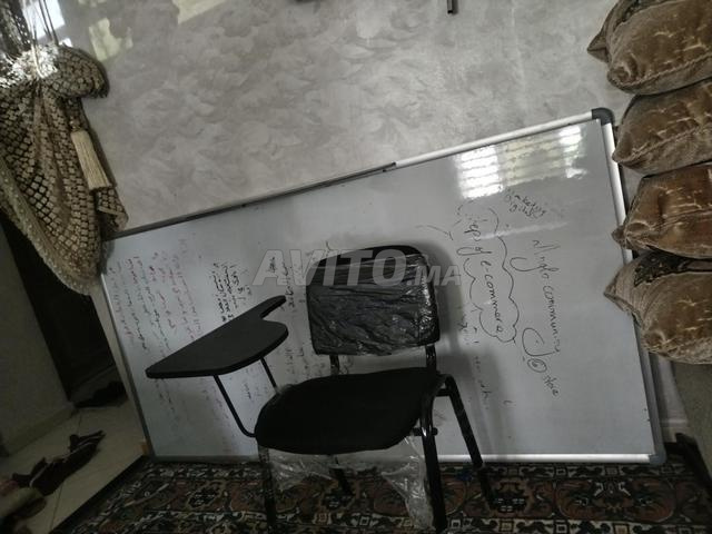 Chaise avec sa table et un grand tableau