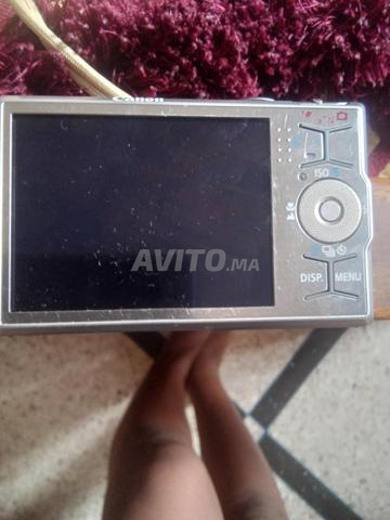 Encore neuve, fonctionne avec batterie et carte mémoire.