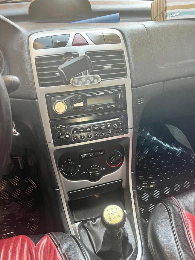 À vendre Peugeot 307 en très bon état.