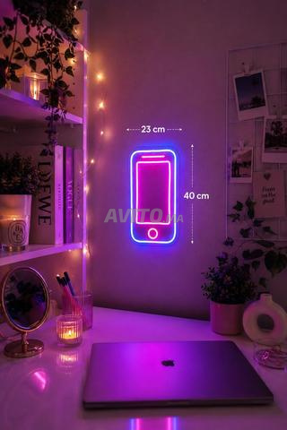 Décor Néon Smartphone Taille 40cm.23cm