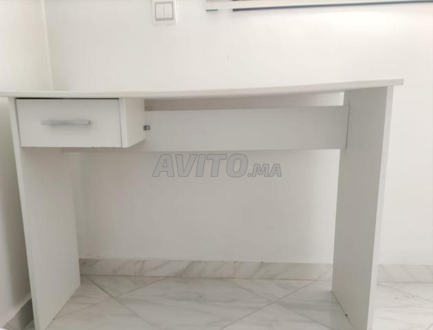 Bureau blanc avec tiroir – Pratique et compact
