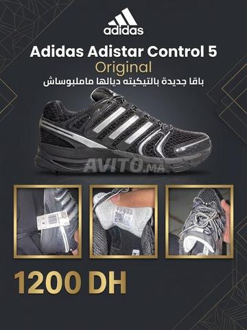 أحذية رياضية أديداس جديدة بالكامل مع التيكيت.