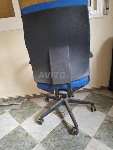 Chaise de bureau ergonomique bleue à roulettes - 2