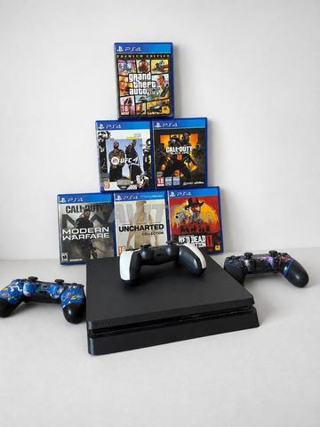 PS4 Slim et 3 manettes et 6 jeux CD