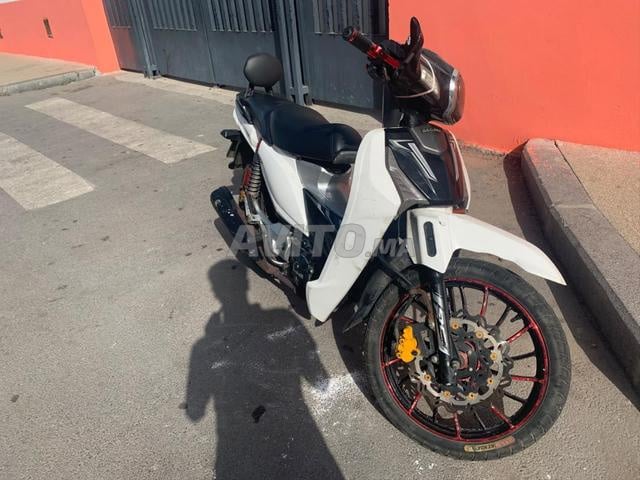 Moto propre modèle 2023 125 cc