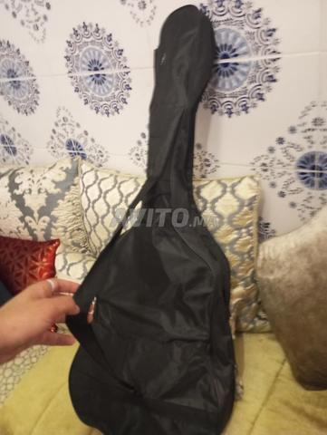 غيتار بحالة ممتازة مع حقيبة وريشة - 2