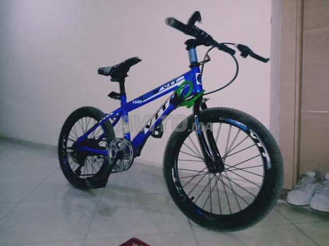 Vélo VTT bleu à vendre... Contactez-moi si vous êtes intéressé