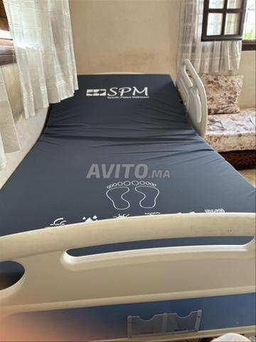 Lit médicalisé réglable avec matelas anti-escarres - 2