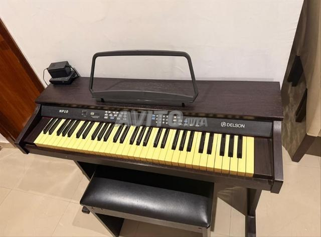 Piano, tabouret et pédale. - 2