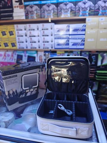 صندوق مكياج احترافي مع مرآة LED. - 2