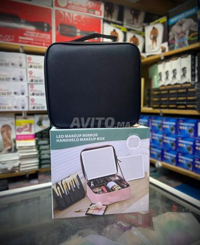 صندوق مكياج احترافي مع مرآة LED.