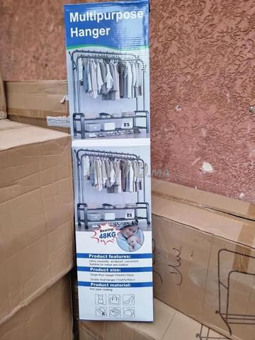 Étagères de rangement et porte-vêtements pratiques et élégants.