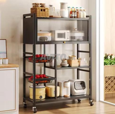 Étagère de cuisine organisée au design moderne et pratique.