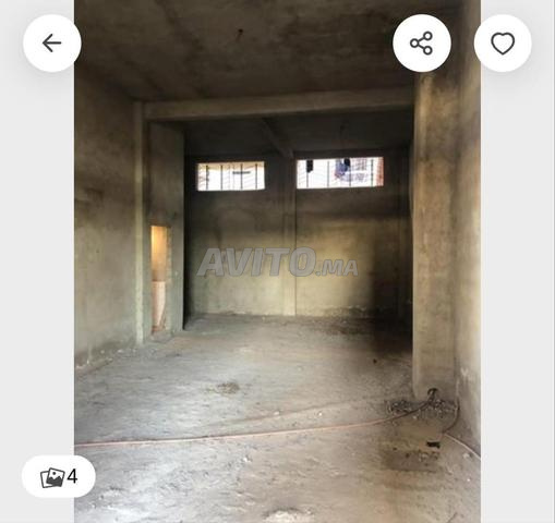 2 magasins adjacents