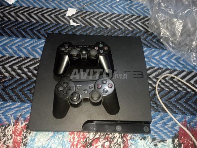 Playstation 3 en bon état, plein de jeux, deux manettes.
