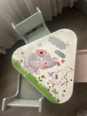 Chambre enfant lit matelas et table chaises - 2