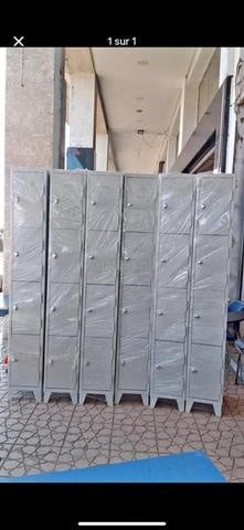 خزانة ببابين بقفل