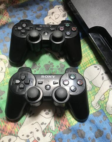 PS3 et 2 Manettes et 8 CD jeux originaux