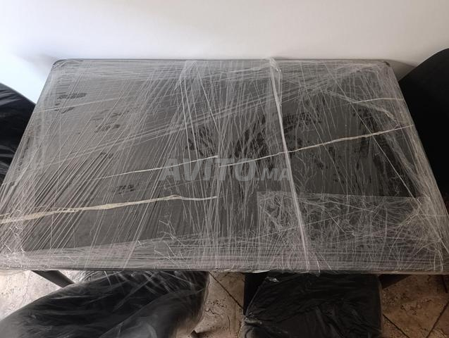 Table moderne neuve avec chaises - 2