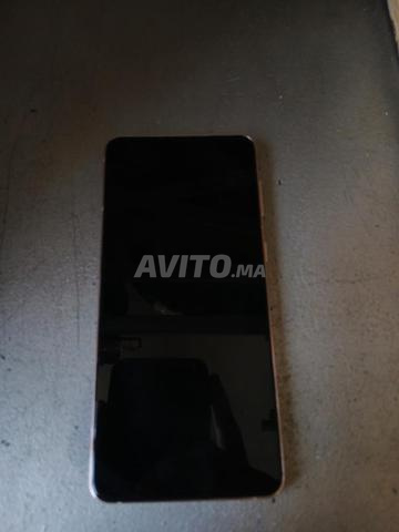 Téléphone en très bon état, bon prix pour celui qui est intéressé.